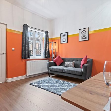 4 Bedroom, 2 Bath In Newcastle Town Centre Newcastle-under-Lyme Exterior foto