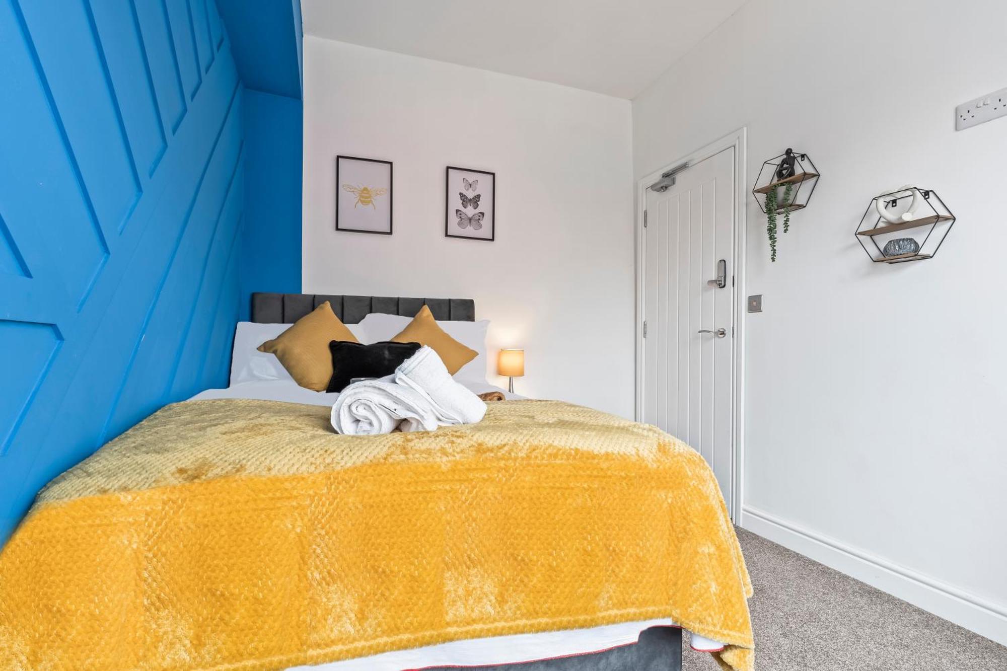 4 Bedroom, 2 Bath In Newcastle Town Centre Newcastle-under-Lyme Exterior foto
