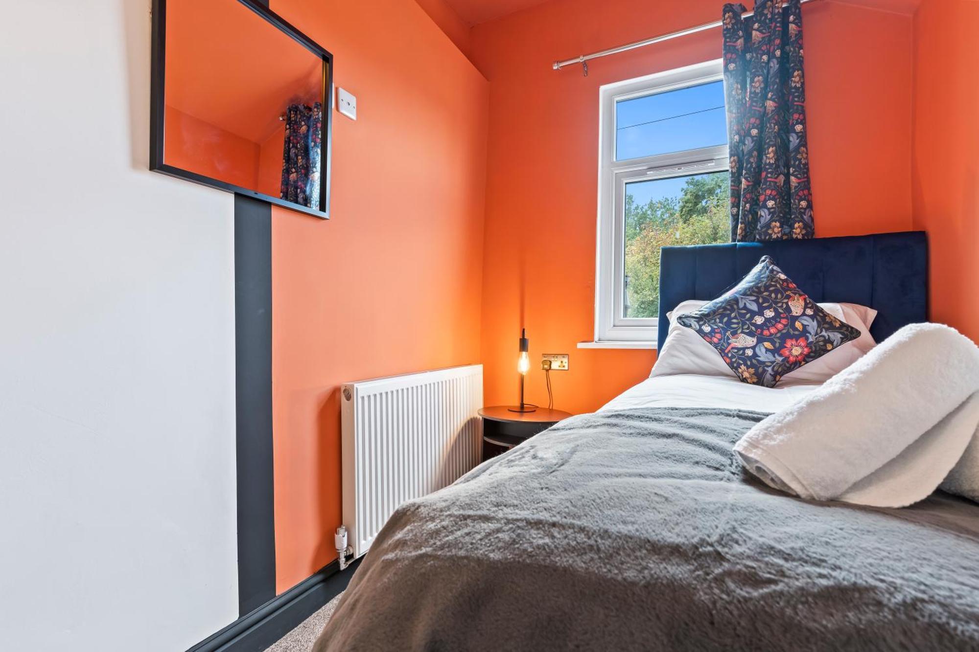 4 Bedroom, 2 Bath In Newcastle Town Centre Newcastle-under-Lyme Exterior foto